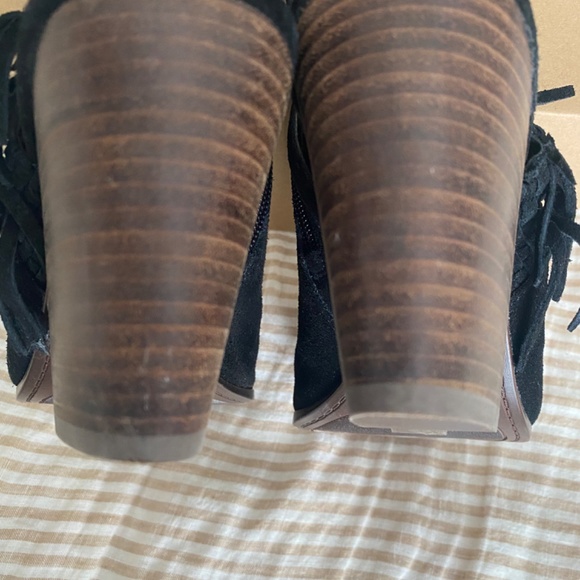 Lucky Brand Suede Fringe Boho Open Toe Stacked Block Heel Sandal Shoe Size 8.5 - Picture 8 of 8